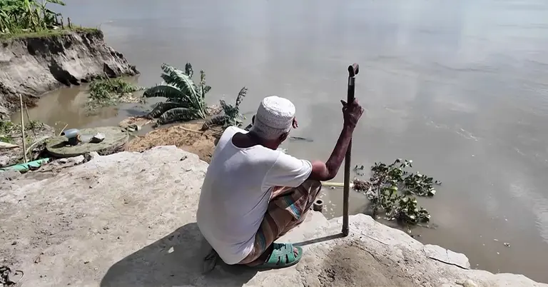নদীভাঙনে বসতভিটা হারানো আলমাস প্রামাণিক